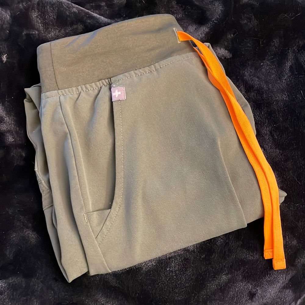 Figs joggers in moss